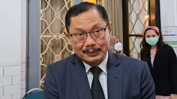 Dekan Unair Dipecat Usai Tolak Dokter Asing