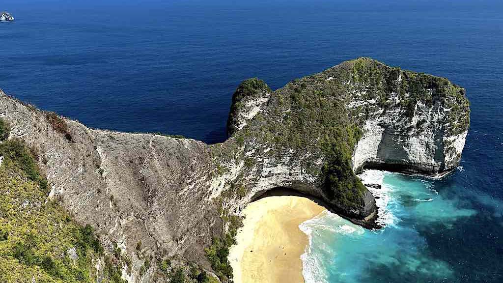 Eksplorasi Keindahan Pantai Kelingking di Nusa Penida