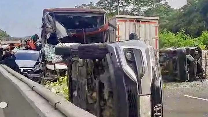 Kecelakaan Beruntun 11 Kendaraan Terjadi di Tol Cipularang