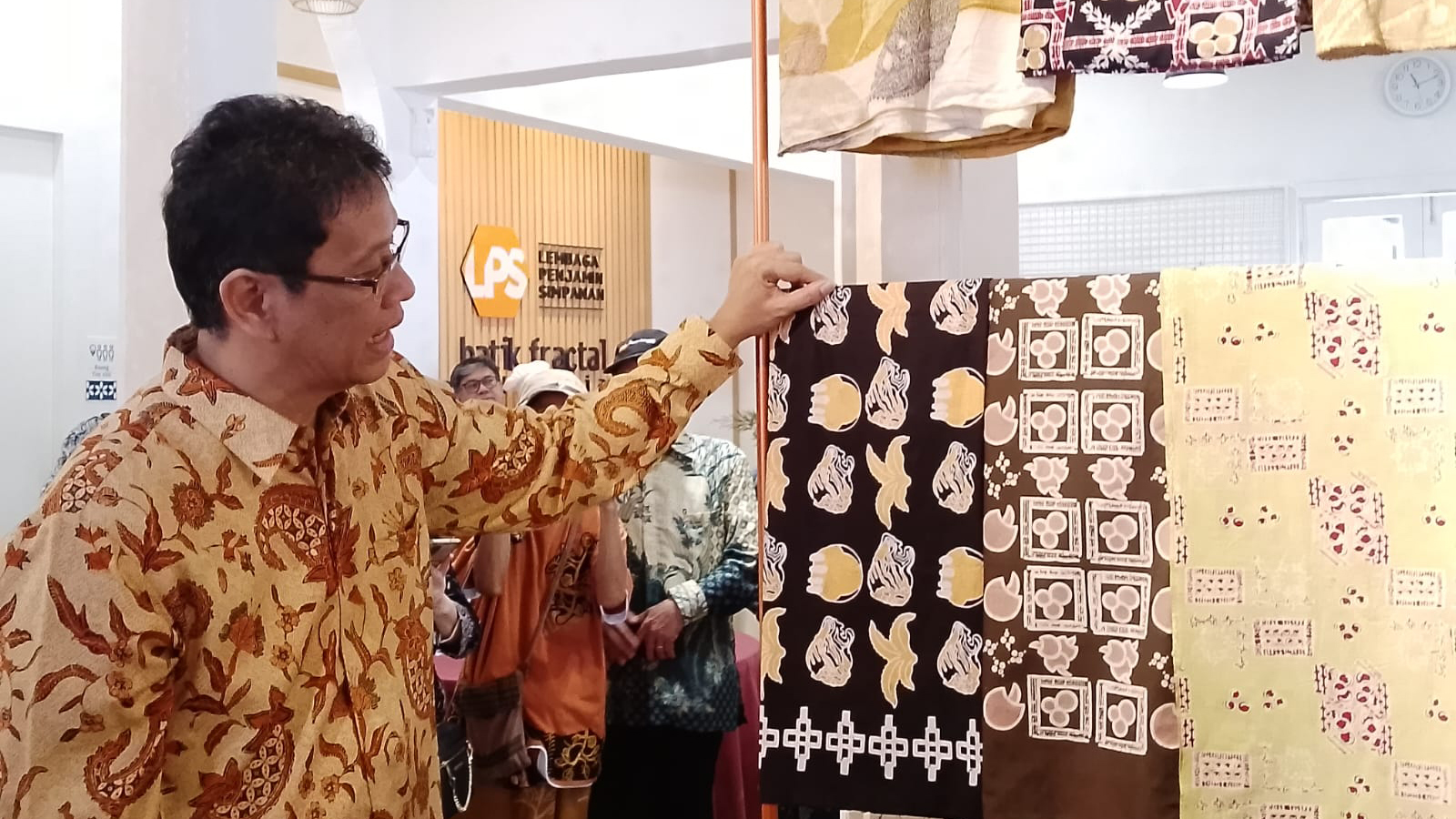 LPS Resmikan Rumah Batik Fractal untuk UMKM