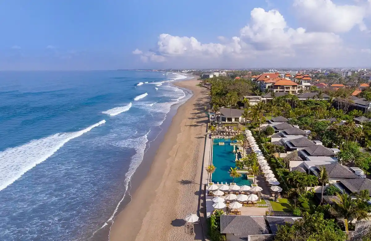 Menjelajahi Keindahan Pantai Seminyak di Bali