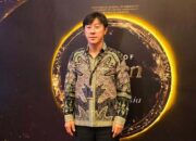 Shin Tae-yong Tampilkan Golden Visa dari Jokowi