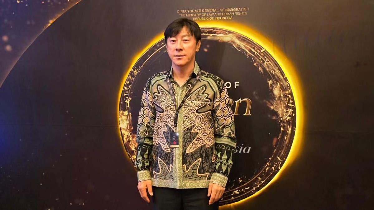 Shin Tae-yong Tampilkan Golden Visa dari Jokowi