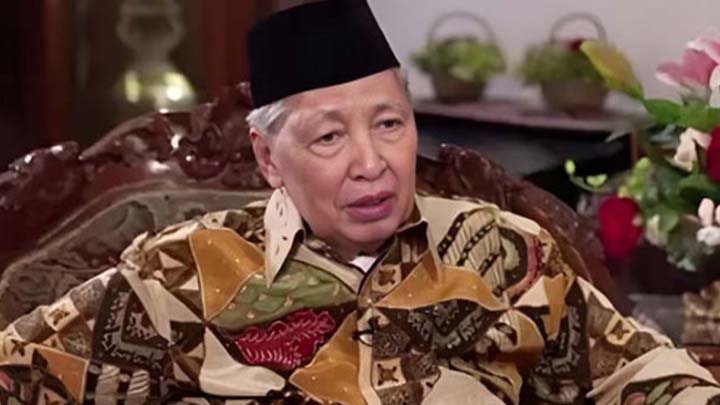 Wakil Presiden RI ke-9, Hamzah Haz, Tutup Usia Koropak.com - Indonesia berduka atas wafatnya Wakil Presiden ke-9 Republik Indonesia, Hamzah Haz, yang meninggal pada usia 84 tahun. Kabar ini telah dikonfirmasi oleh Arwani Thomafi, Sekretaris Jenderal Partai Persatuan Pembangunan (PPP). "Innalillahi wa inna ilaihi rojiun. Benar, telah wafat Bapak Dr. Hamzah Haz, pagi ini jam 09.30 di kediaman Tegalan," ujar Arwani sebagaimana dilansir dari laman Tempo, Rabu, 24 Juli 2024. Arwani Thomafi menambahkan bahwa jenazah Hamzah Haz akan dimakamkan di kompleks pemakaman keluarga di Cisarua, Bogor, setelah salat zuhur pada siang ini. Proses pemakaman diharapkan dapat berjalan dengan lancar dan khidmat, dihadiri oleh keluarga, kerabat, dan sejumlah tokoh penting yang ingin memberikan penghormatan terakhir. Achmad Baidowi, politikus PPP lainnya, juga memastikan kebenaran kabar duka ini. "Ya (benar)," ucapnya singkat. Hamzah Haz lahir di Ketapang, Kalimantan Barat, pada 15 Februari 1940. Sejak muda, dia sudah menunjukkan minat yang kuat dalam berorganisasi. Karier profesionalnya dimulai sebagai guru pada tahun 1960. Tidak hanya di dunia pendidikan, Hamzah juga terjun ke dunia jurnalistik dengan menjadi wartawan di surat kabar Bebas di Pontianak dan akhirnya menjabat sebagai Pimpinan Umum Harian Berita Pawau di Kalimantan Barat. Dalam dunia politik, Hamzah Haz dikenal sebagai sosok yang berpengalaman dan berpengaruh. Puncak karier politiknya adalah ketika ia menjabat sebagai Wakil Presiden mendampingi Presiden ke-5 RI, Megawati Soekarnoputri, dari tahun 2001 hingga 2004. Sebelum menduduki kursi Wakil Presiden, Hamzah Haz pernah menjabat sebagai Menteri Investasi pada masa pemerintahan Presiden BJ Habibie. Selain itu, ia juga pernah menjabat sebagai Wakil Ketua DPR RI dan Menko Kesra pada era Presiden Abdurrahman Wahid (Gus Dur). Hamzah Haz dikenal sebagai seorang politikus yang berdedikasi dan penuh komitmen dalam mengabdi untuk bangsa dan negara. Kariernya yang panjang dan beragam, baik dalam pemerintahan maupun legislatif, mencerminkan kontribusinya yang signifikan terhadap pembangunan dan kesejahteraan masyarakat Indonesia. Sepanjang hidupnya, Hamzah Haz telah memberikan banyak kontribusi penting bagi kemajuan bangsa. Dedikasinya dalam berbagai posisi strategis mencerminkan komitmennya untuk membangun Indonesia yang lebih baik. Kepergian Hamzah Haz meninggalkan duka yang mendalam bagi keluarga, sahabat, dan seluruh rakyat Indonesia. Beliau akan selalu dikenang sebagai seorang tokoh nasional yang berjuang demi kepentingan bangsa dan negara. Semoga amal ibadahnya diterima di sisi-Nya dan keluarga yang ditinggalkan diberikan ketabahan. Sumber Foto: Diskursus Network 24 Juli 12.14