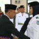 Acara Pengukuhan Paskibraka di Kota Tasikmalaya INILAHNEWS.ID - Pada Kamis, 15 Agustus 2024, Gedung Juang 45 Kota Tasikmalaya menjadi lokasi pengukuhan 35 anggota Pasukan Pengibar Bendera Pusaka (Paskibraka) tingkat Kota Tasikmalaya untuk tahun 2024. Acara tersebut dihadiri oleh Sekretaris Daerah Kota Tasikmalaya, unsur Forkopimda, anggota Purna Paskibara Indonesia (PPI) Kota Tasikmalaya, serta berbagai tamu undangan lainnya. Dalam Sambutannya Sekda Kota Tasikmalaya Drs. Asep Goparullah, M.Pd menyampaikan ucapan selamat kepada seluruh anggota Paskibraka yang telah dikukuhkan dan berpesan untuk menjaga kekompakan dan Kesehatan, karena para anggota Paskibraka ini akan menunaikan tugas yang begitu mulia untuk mengibarkan dan menurunkan bendera merah putih pada upacara peringatan HUT Republik Indonesia ke-79 tingkat Kota Tasikmalaya. Ia juga menyampaikan bahwa pengukuhan yang dilaksanakan pada hari ini merupakan langkah awal dari perjuangan para anggota Paskibraka. Bendera yang dibawa adalah simbol negara, tidak hanya sekedar seremonial saja, tetapi juga ungkapan rasa cinta tanah air. jiwa nasionalisme, patriotisme, kepeloporan serta kepemimpinan yang terbentuk selama proses latihan agar senantiasa dijadikan kepribadian yang diimplementasikan dalam kehidupan sehari-hari. Karenanya Ia berharap Paskibraka Kota Tasikmalaya mampu memberikan energi positif bagi generasi muda lainnya serta memberikan manfaat kepada masyarakat.