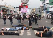 Mahasiswa dan Warga Gelar Aksi Tidur di Jalanan Bentuk Protes Aturan Pilkada