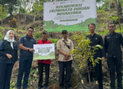 Penyerahan Bibit Durian oleh Indra Karya, Desa Seda Siap Jadi Destinasi Wisata