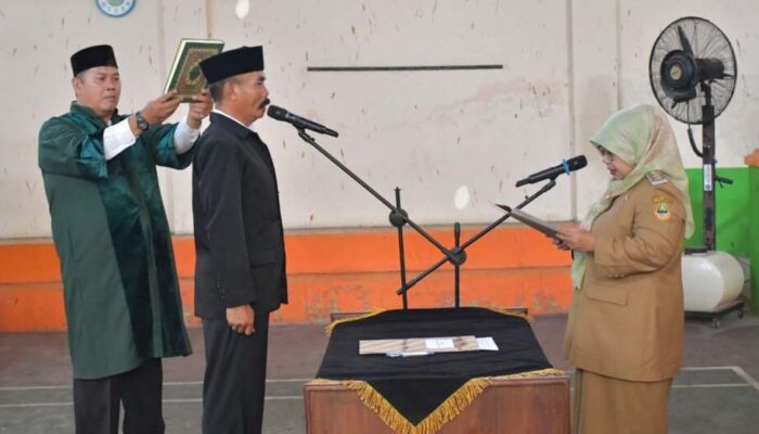 Hj. Ida Wahida Kukuhkan Abdul Rohman Sebagai Anggota BPD Baru