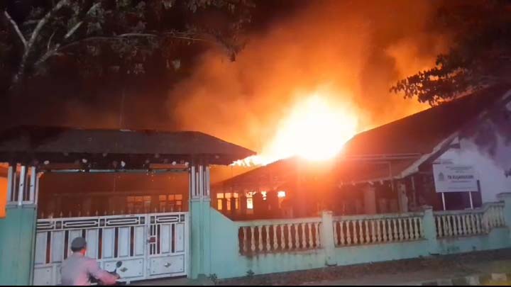 Diduga Korsleting Listrik, SDN 2 Kujang Ciamis Ludes Dilalap Si Jago Merah