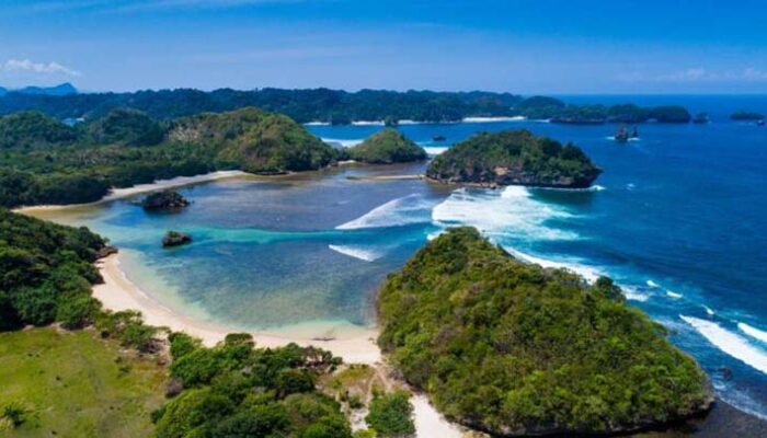 Menikmati Keindahan Alam dan Ketenangan di Pantai Teluk Asmara