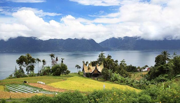 Menikmati Keindahan Alam Danau Maninjau di Sumatera Barat