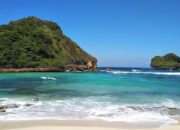 Menikmati Sunrise dan Sunset di Pantai Goa Cina Malang