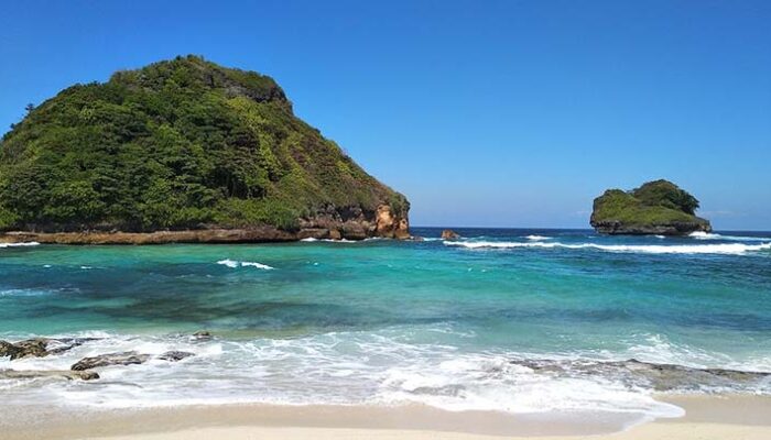 Menikmati Sunrise dan Sunset di Pantai Goa Cina Malang
