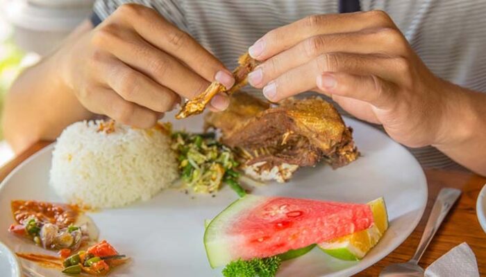 5 Alasan Mengapa Makan Dengan Tangan Itu Sehat