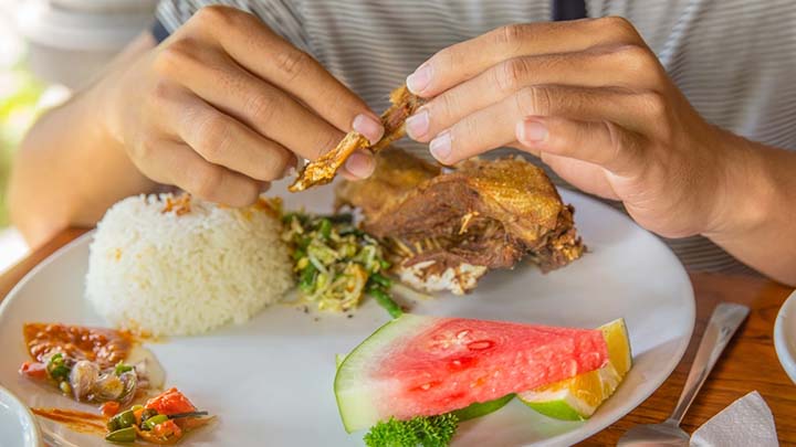 5 Alasan Mengapa Makan Dengan Tangan Itu Sehat