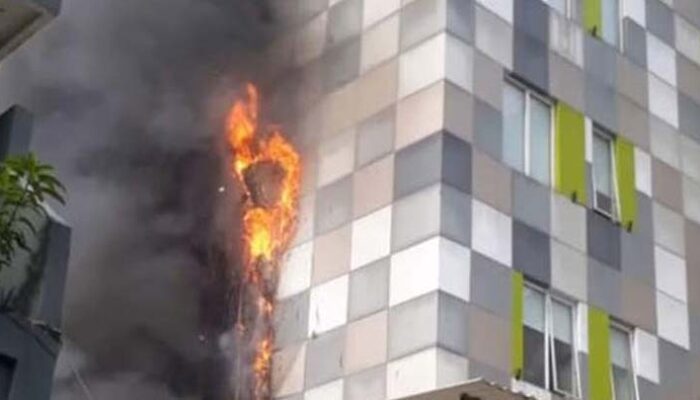 Asap Hitam Mengepul, Kebakaran Landa Hotel di Glodok Jakarta Barat