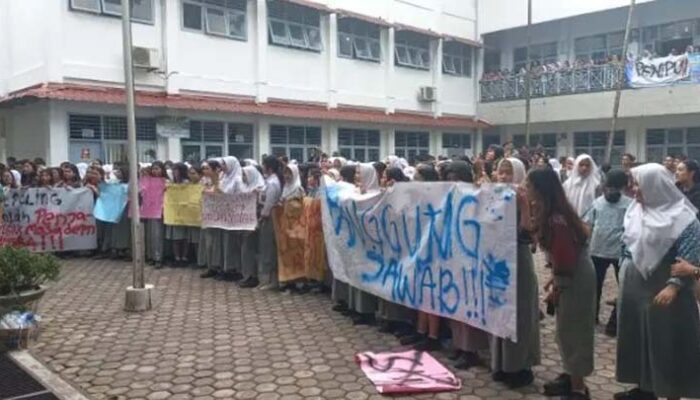 Ratusan Siswa SMK 10 Medan Demo Karena Gagal Daftar SNBP