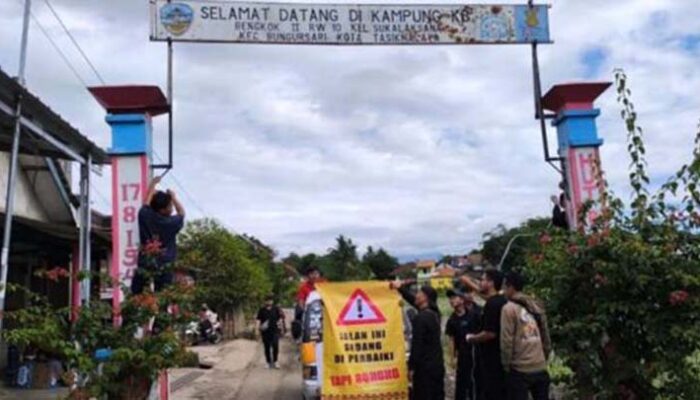 Warga Sukalaksana Segel Jalan Rusak, Tuntut Pemerintah Segera Bertindak