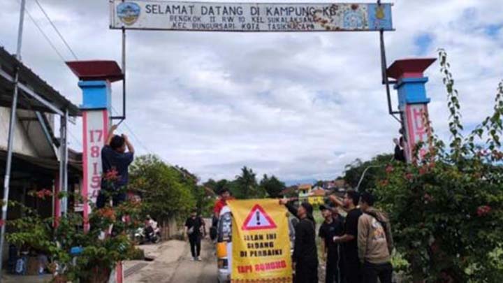 Warga Sukalaksana Segel Jalan Rusak, Tuntut Pemerintah Segera Bertindak