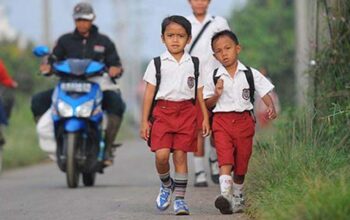 Pengamat Pendidikan Kritik Tajam Wacana Masuk Sekolah Jam 6 Pagi di Jabar