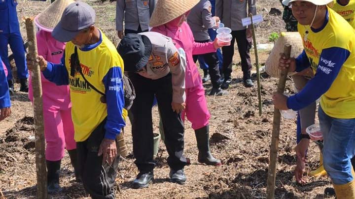 Polres Tasikmalaya dan Warga Tanam Jagung Demi Swasembada Pangan Nasional